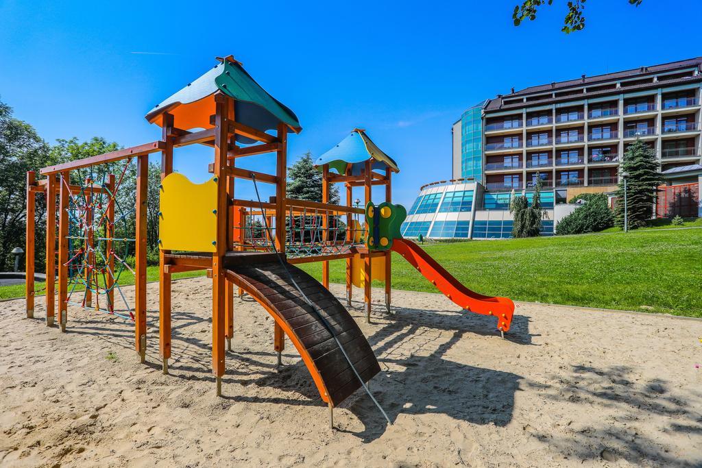 Hotel Belweder Ustron Dış mekan fotoğraf Playground in the center of the village